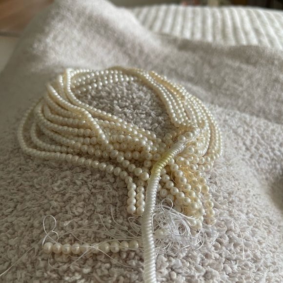 9 STRANDS WHITE TINY PEARLS FOR STRINGING - Picture 4 of 5